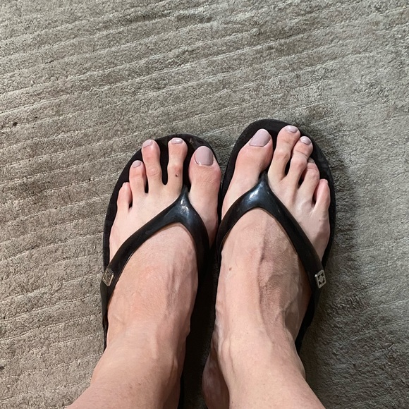 Kenneth Cole Reaction Jelly Flip Flops - Picture 2 of 4